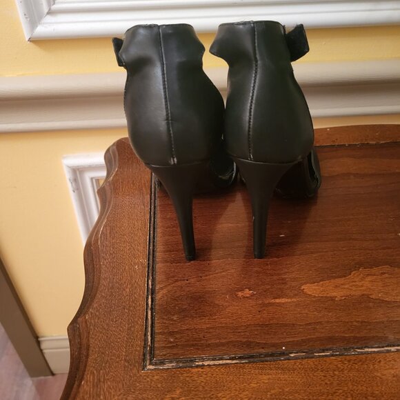 Shoes Used, looks new - Picture 2 of 3